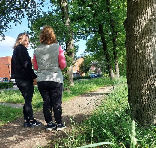 Lisa coacht een klant tijdens een wandeling — onderdeel van haar afslankcoaching in Deventer