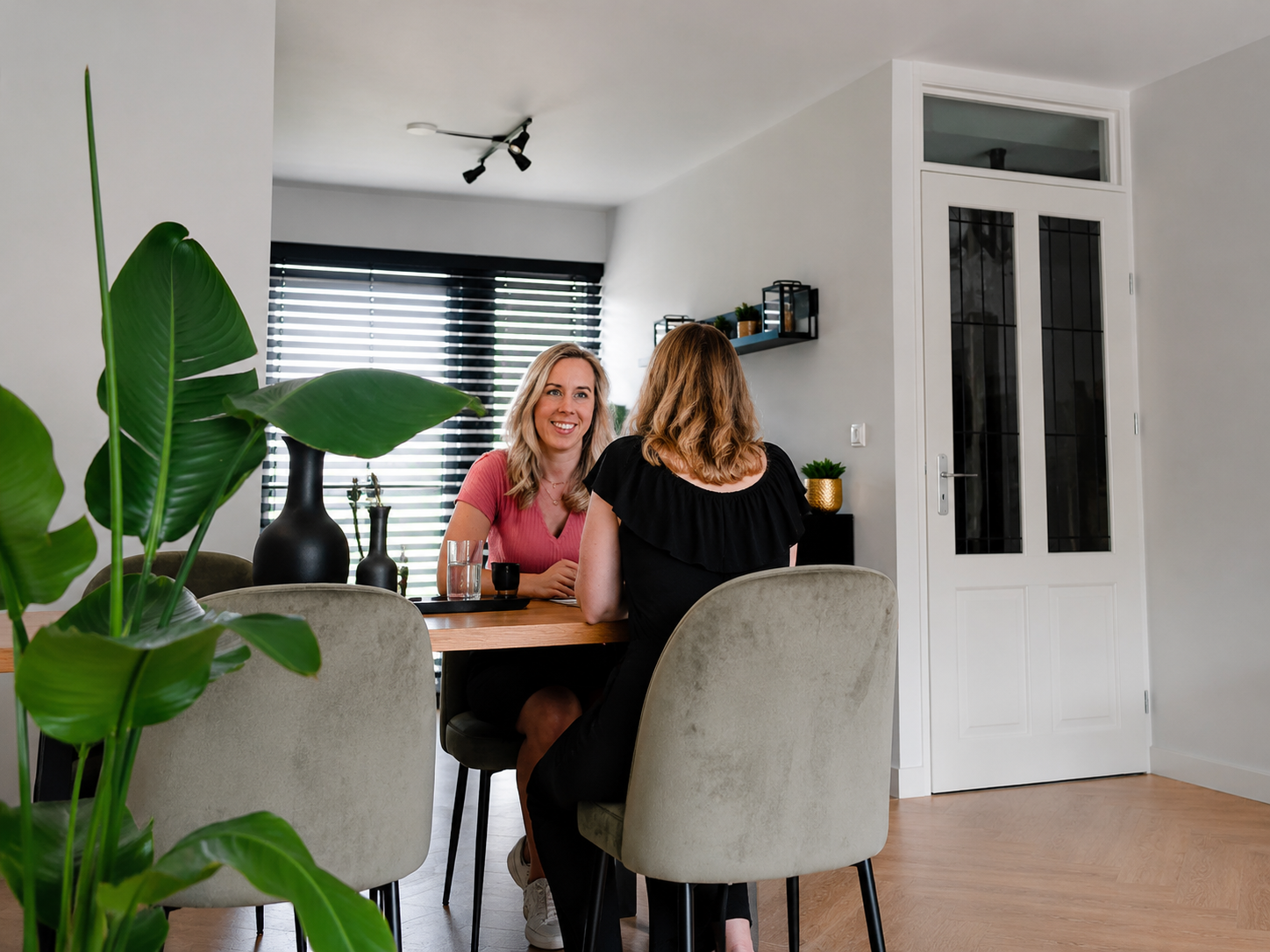 Lisa Kampshof tijdens een persoonlijk coachgesprek met een klant in Deventer