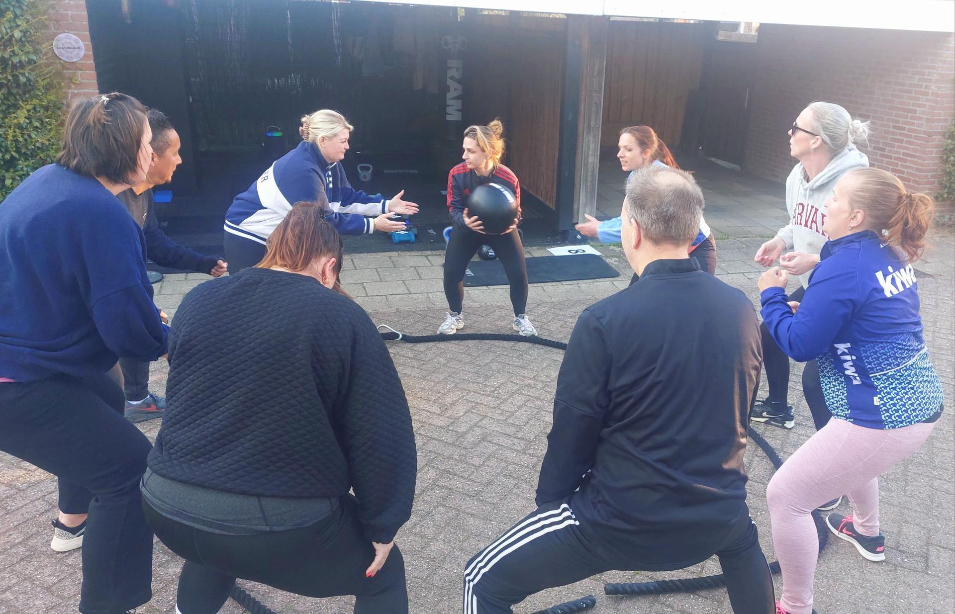 Outdoor groepscircuit-training met Lisa en deelnemers in Deventer